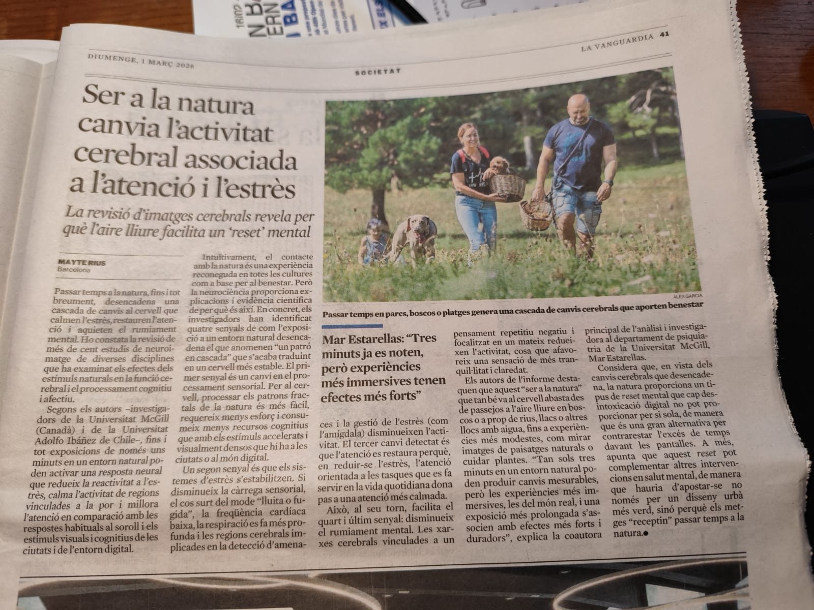 Captura de l'article en paper de la vanguardia que titula ser a la natura canvia l'activitat cerebral associada a l'atenció i l'estrès